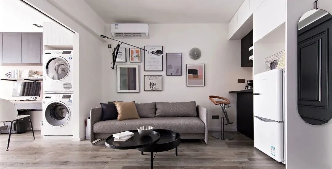 小户型又要火了!年轻情侣深圳买下45m²,折叠餐桌,玻璃房门,温柔又精致!